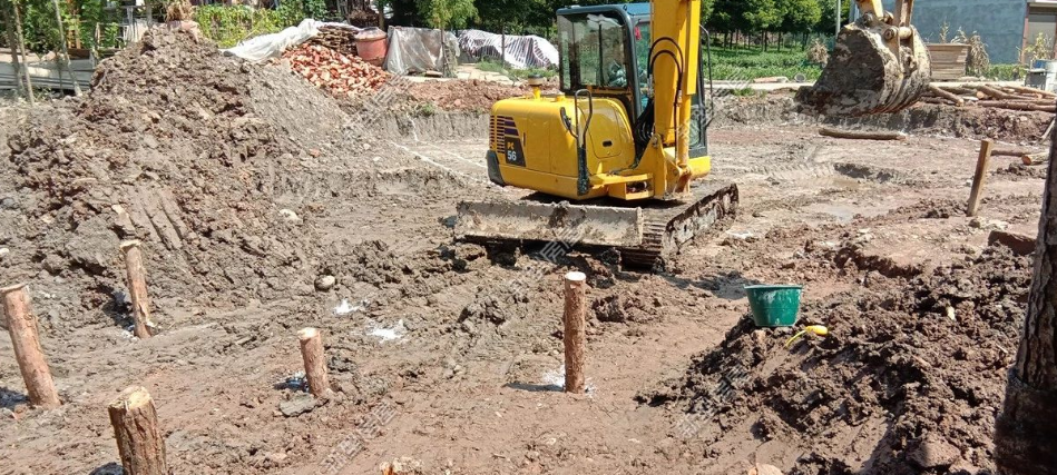 如何用松木樁在農(nóng)村宅基地打基礎(chǔ)?